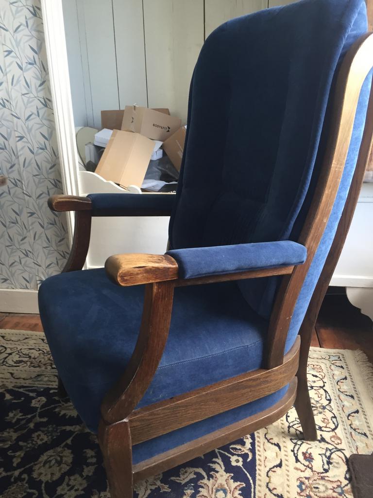 2 oor fauteuils - eikenhout met kobalt blauwe stoffering, Ophalen, Zo goed als nieuw, 75 tot 100 cm