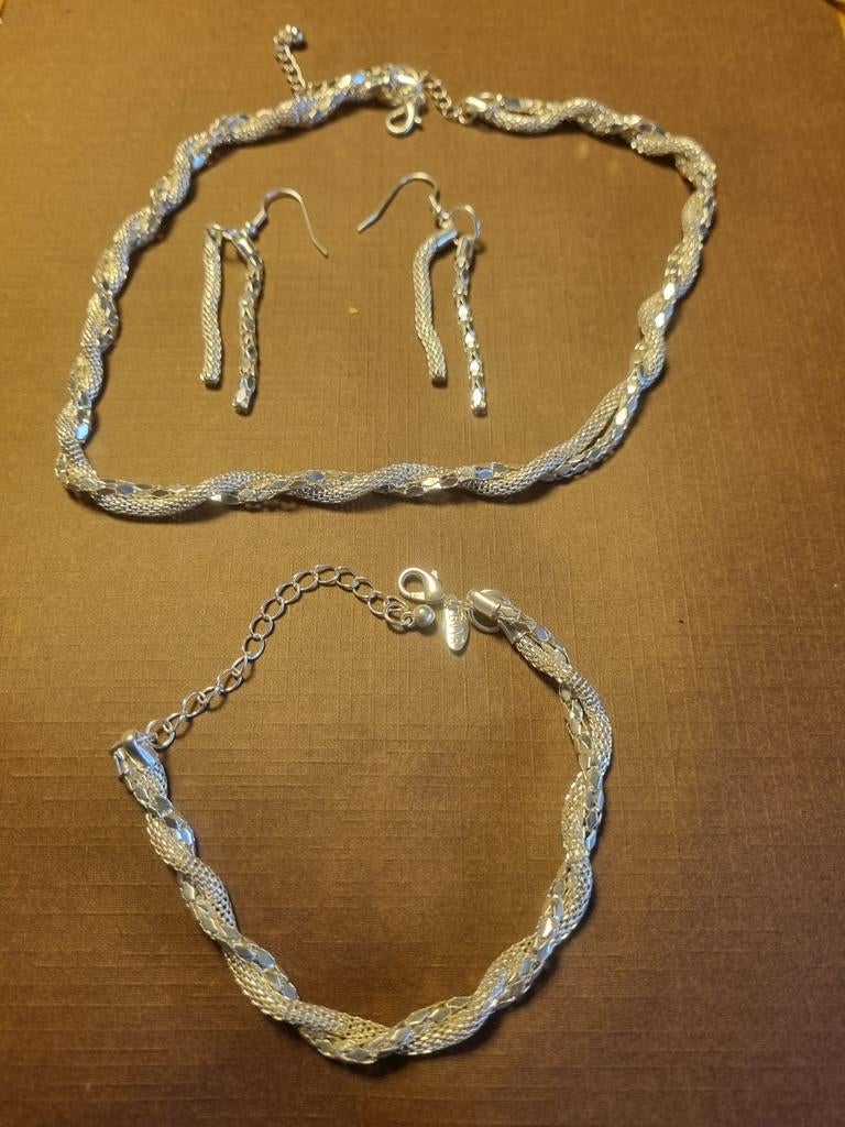 Sieraden set LBVYR - Ketting, Armband en Oorbellen, Ophalen of Verzenden, Zo goed als nieuw