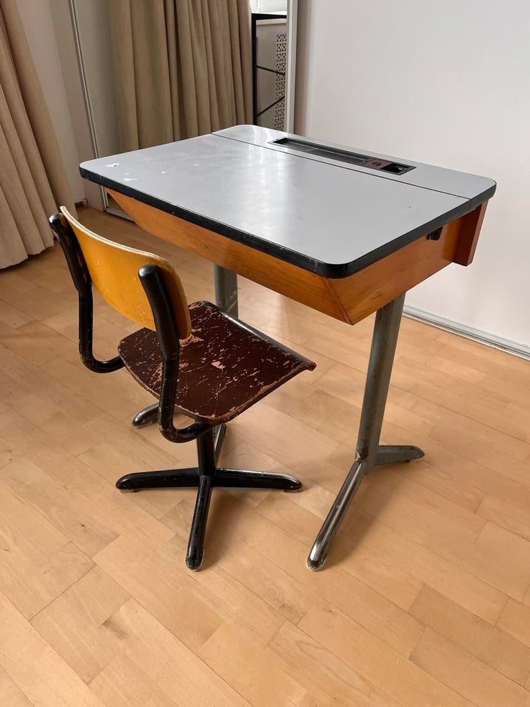 Ouderwets schooltafeltje met stoel, Ophalen