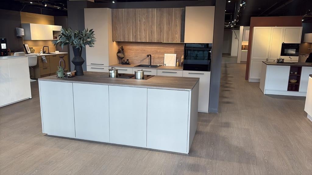 Nolte showroom Keuken met eiland, Huis en Inrichting, Keuken | Complete keukens, Ophalen of Verzenden