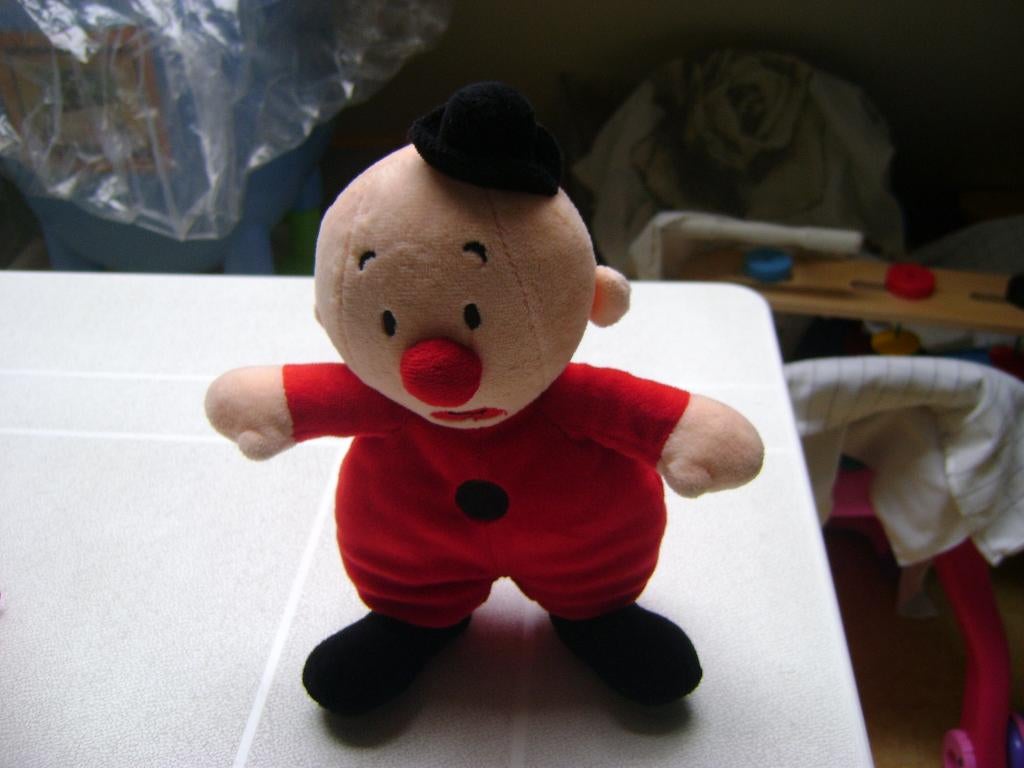 rode velourse bumba met zwart hoedje van 22cm hoog, Overige karakters, Overige typen, Ophalen of Verzenden, Zo goed als nieuw