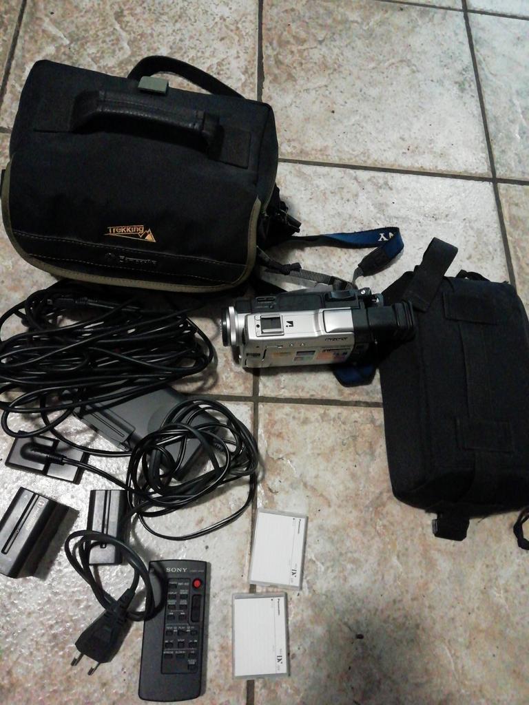 Sony Handycam DCR-TRV14E met accessoires en tas, Audio, Tv en Foto, Videocamera's Digitaal, Ophalen of Verzenden