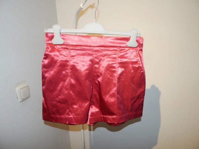 Elisabetta Franchi vuur rode short satijn achtige stof IT 44