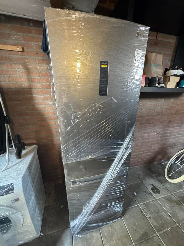 Koelkast LG, Witgoed en Apparatuur, Koelkasten en IJskasten, 200 liter of meer, 60 cm of meer, Met aparte vriezer, Zo goed als nieuw