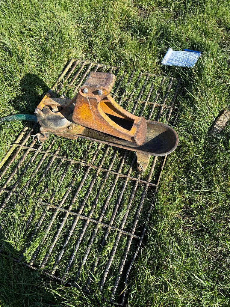 Drink water pomp voor paarden en koeien met rooster, Dieren en Toebehoren, Stalling en Weidegang, Toebehoren