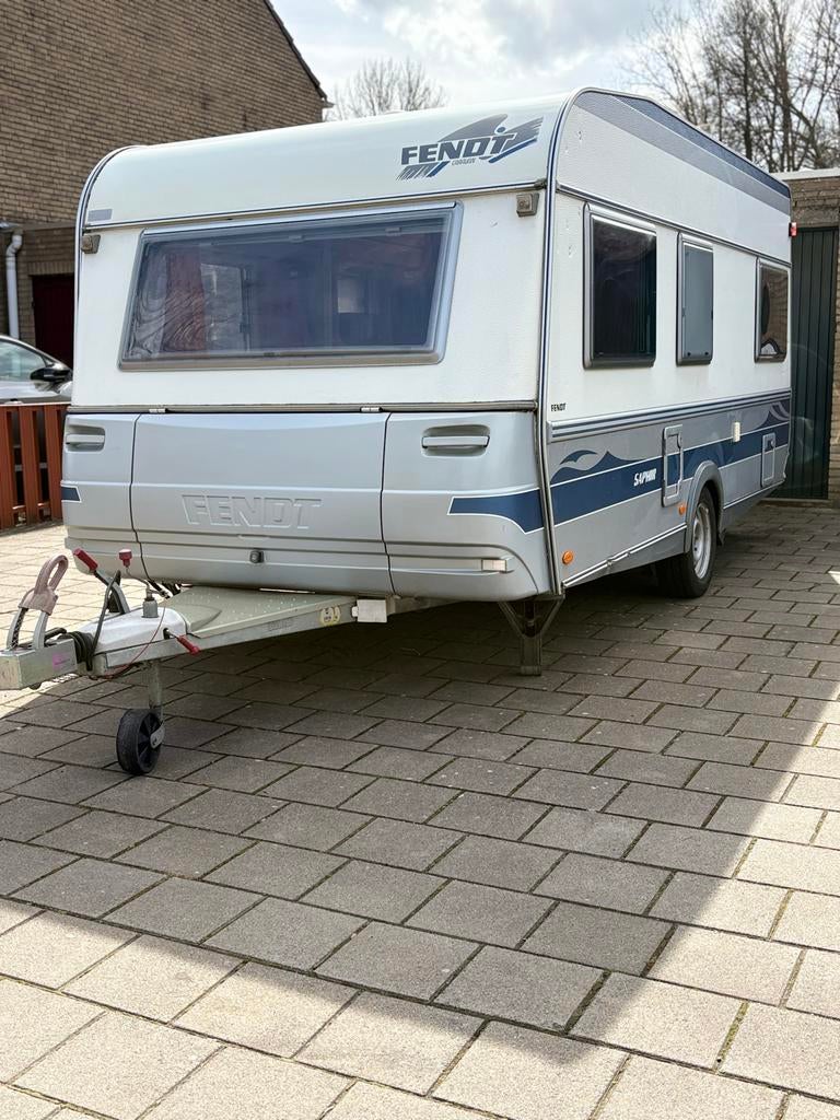 Fendt Saphir 470 - Nette familiecaravan - incl voortent, Caravans en Kamperen, Vast bed, Bedrijf, Kachel, 1000 - 1250 kg