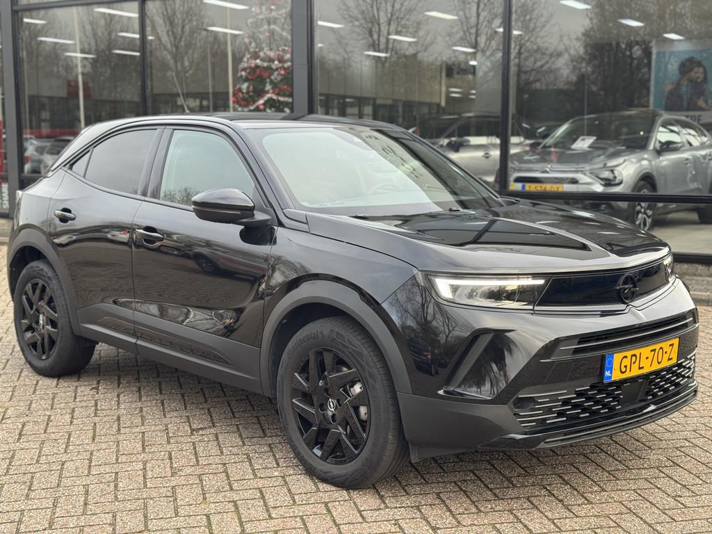 Opel Mokka 1.2 Turbo BLACK Hybrid GS (bj 2024, automaat), Auto's, Stof, Gebruikt, 1199 cc, 1264 kg
