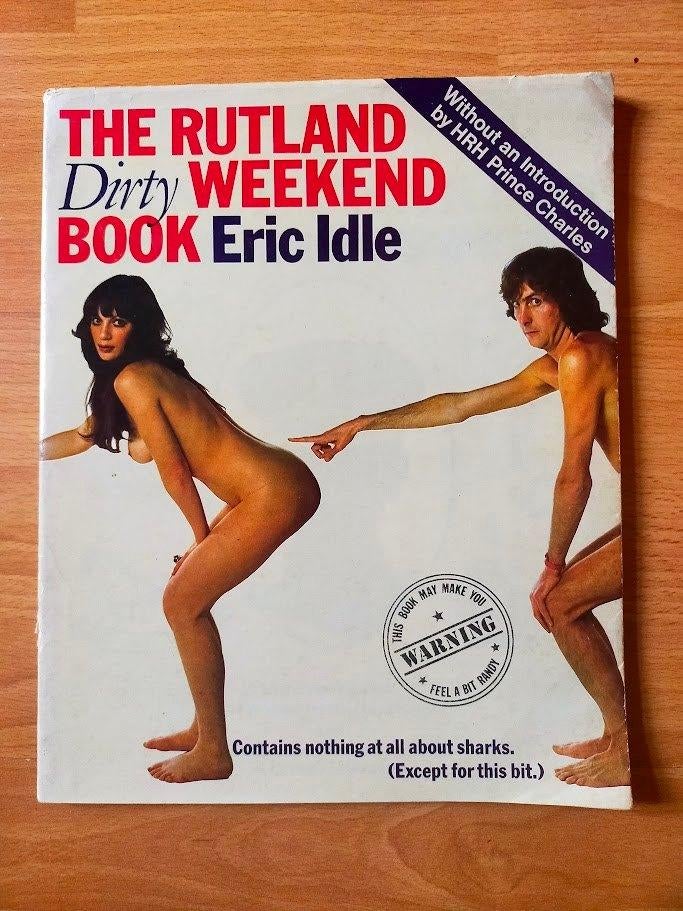 The Rutland Dirty Weekend Book - Eric Idle (Monty Python), Ophalen of Verzenden, Gelezen, Filmspecifiek