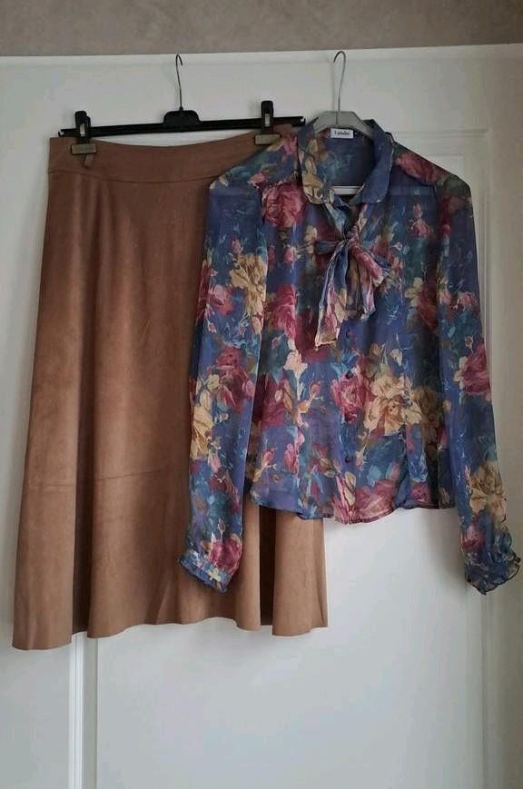 Stijlvolle Dames Set: Suède Midi Rok & Bloemen Blouse, Overige kleuren, Maat 42/44 (L), Ophalen of Verzenden, Zo goed als nieuw