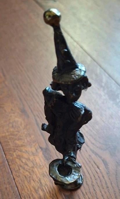 Bronzen beeldje clown Corry Ammerlaan cliniclowns met doos, Ophalen of Verzenden