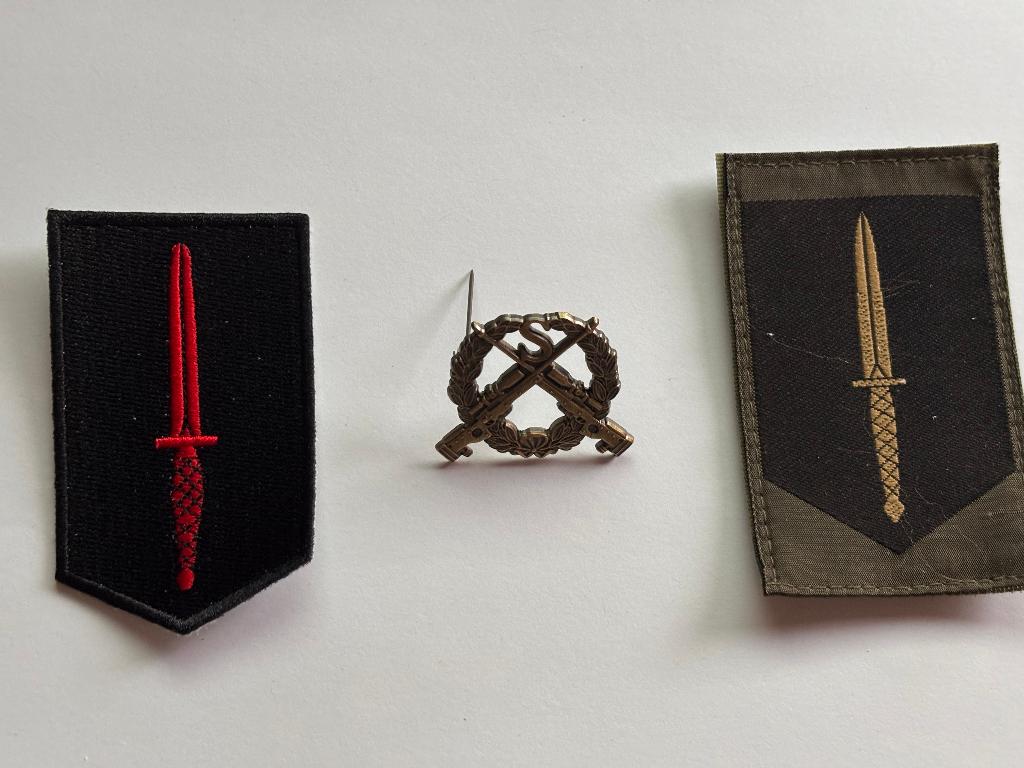 KCT mouw emblemen & sniper speld, Verzamelen, Militaria | Algemeen, Verzenden, Landmacht, Nederland, Kleding of Schoenen