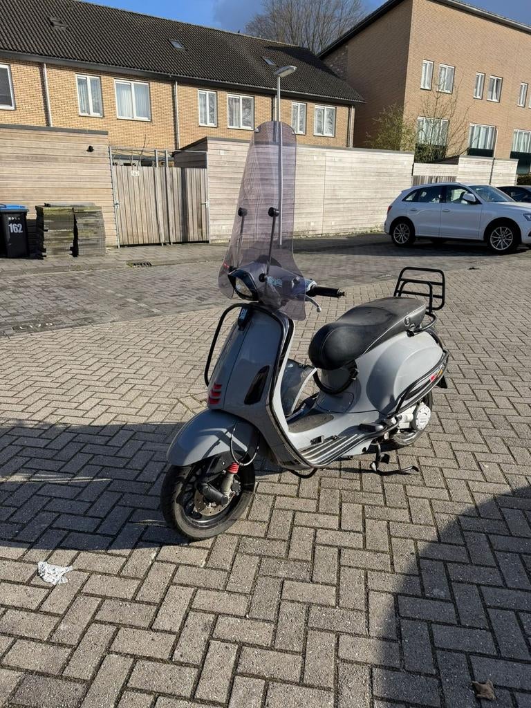Vespa Sprint 50cc geel kenteken 2019 licht schade, Ophalen of Verzenden