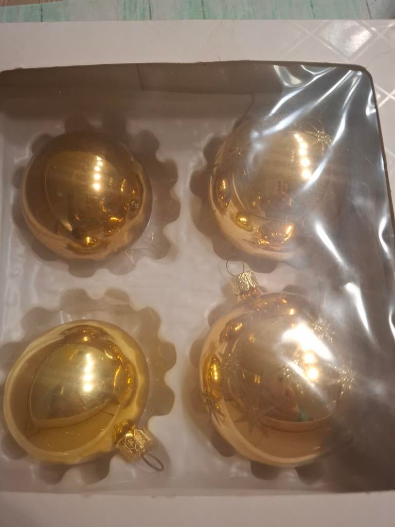 4 goudkleurige kerstballen, Ophalen