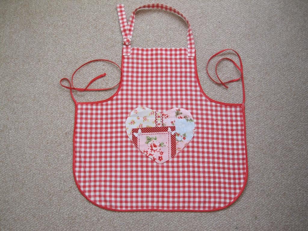 Vrolijk kinderschortje zo goed als nieuw., Ophalen of Verzenden, Zo goed als nieuw, Overige typen