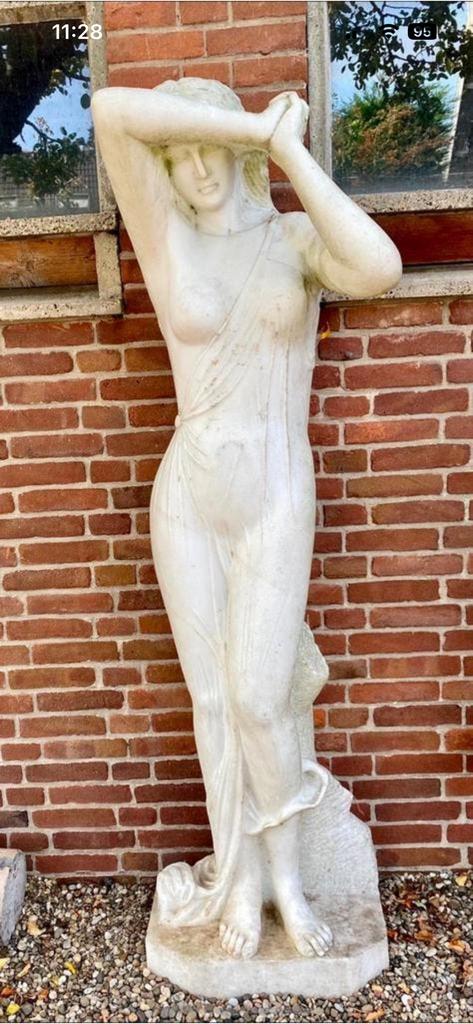 “De Baadster” grote sculptuur vrouwelijk schoon, wit marmer., Ophalen
