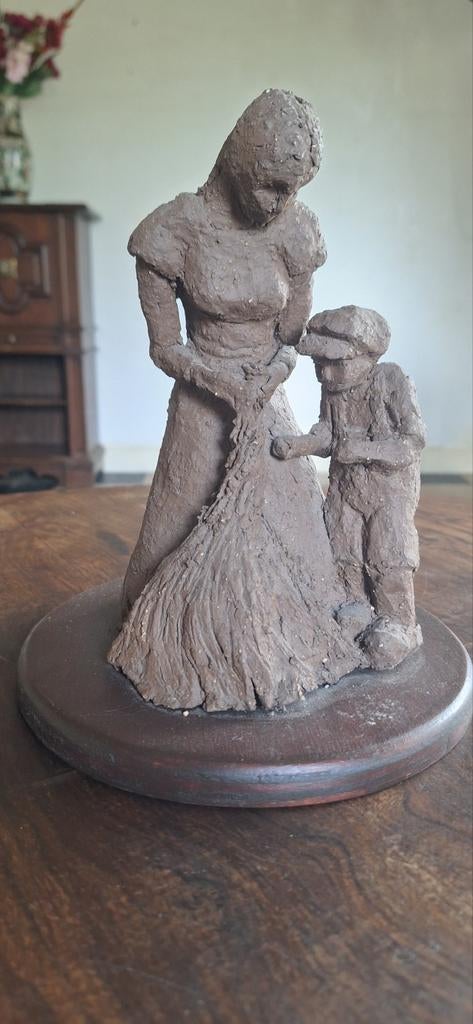 Beeld moeder en kind op houten voetstuk, Ophalen