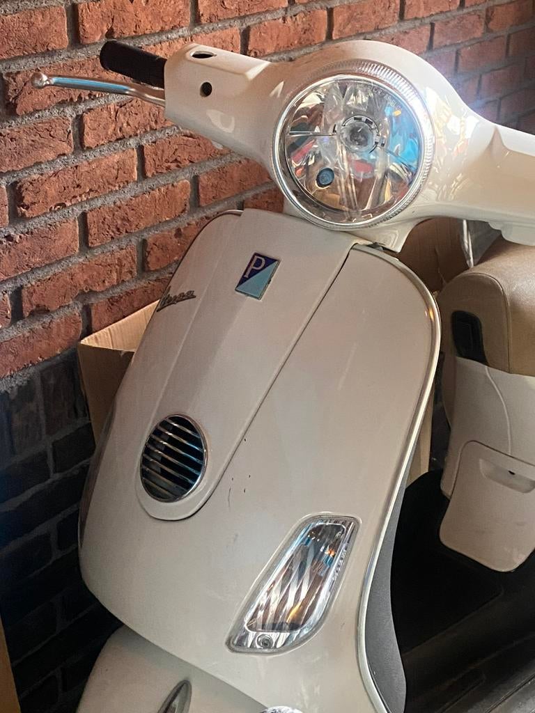 Scooter wit vespa, Fietsen en Brommers, Ophalen, Zo goed als nieuw