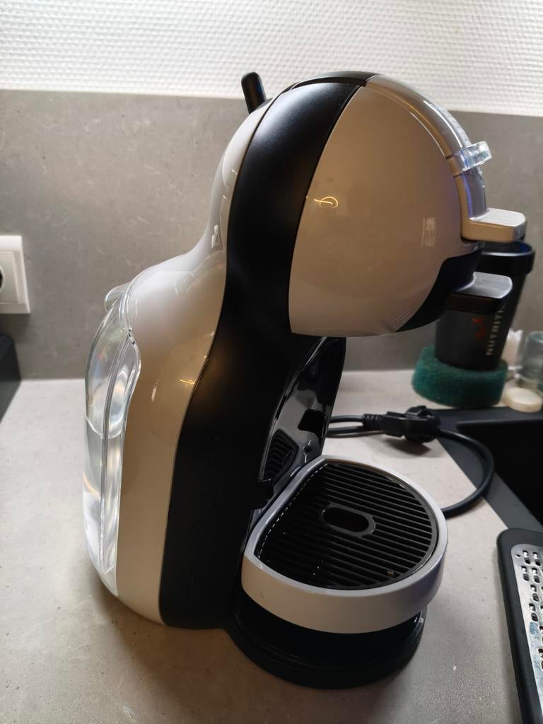 Krups Mini Me Grey YY5771FD Dolce Gusto koffiezetapparaat, Koffiemachine, Ophalen of Verzenden, Zo goed als nieuw, Koffiepads en cups