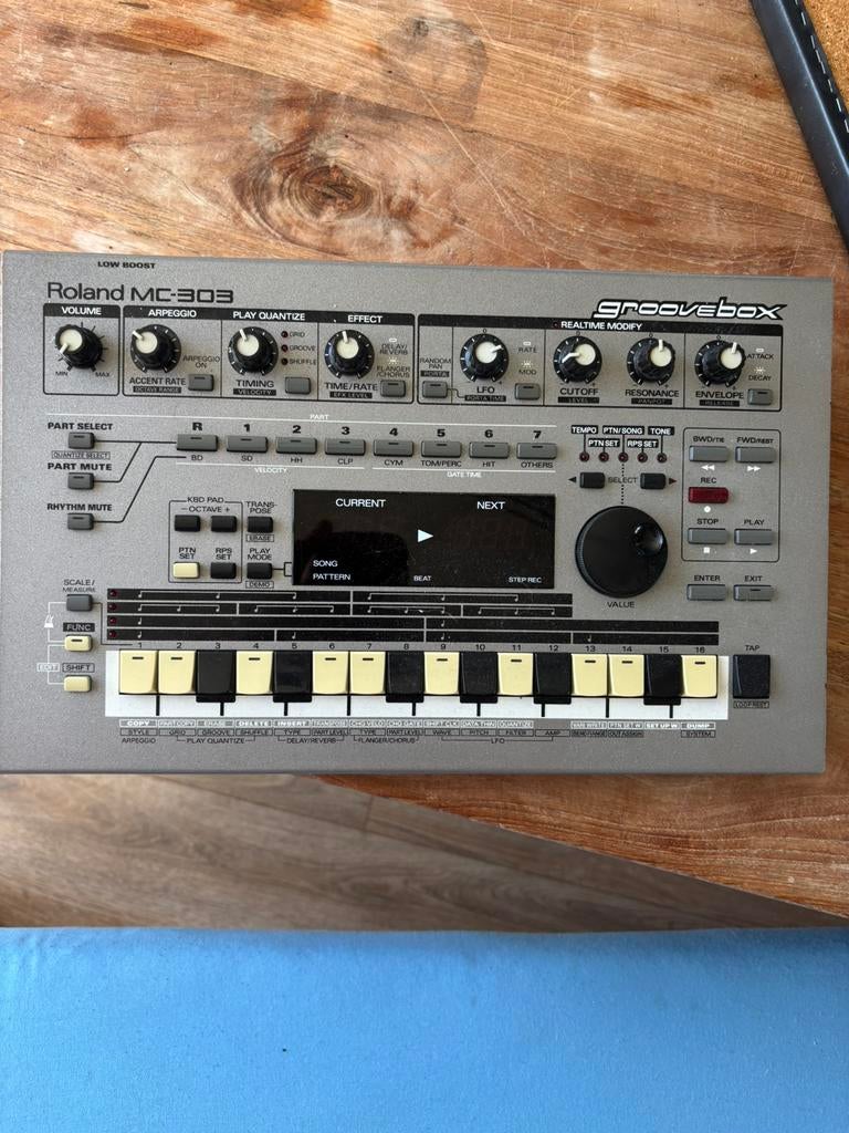 Roland mc-303, Muziek en Instrumenten, Drumcomputers, Ophalen of Verzenden, Zo goed als nieuw, Roland