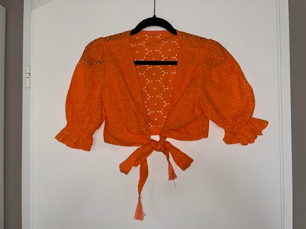 oranje broderie knoop blouse top ruffle mouwen mt S, Oranje, Ophalen of Verzenden, Zo goed als nieuw, Korte mouw