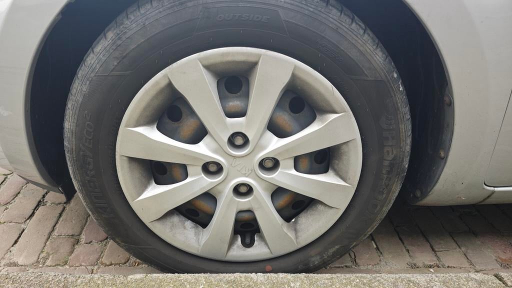 Kia Rio goede zomerbanden op stalen velg met wieldoppen, Ophalen, Gebruikt, 15 inch, Banden en Velgen