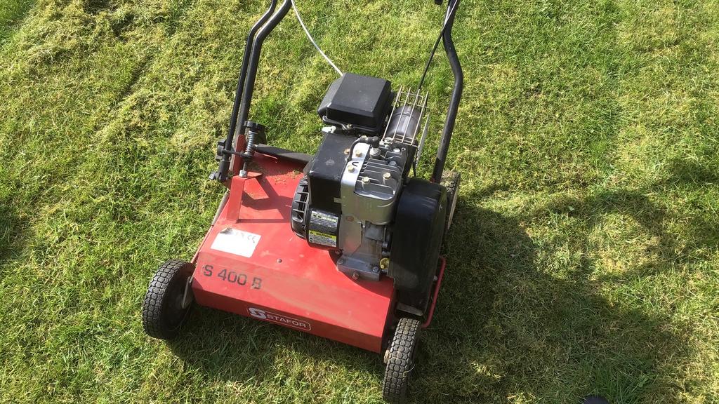 Te koop perfecte  verticuteer machine, Tuin en Terras, Verticuteermachines, Ophalen, Zo goed als nieuw, Benzine