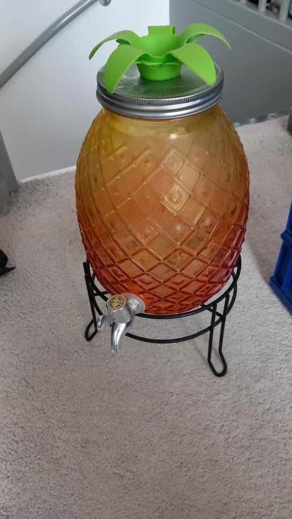 Ananas drankdispenser, Ophalen