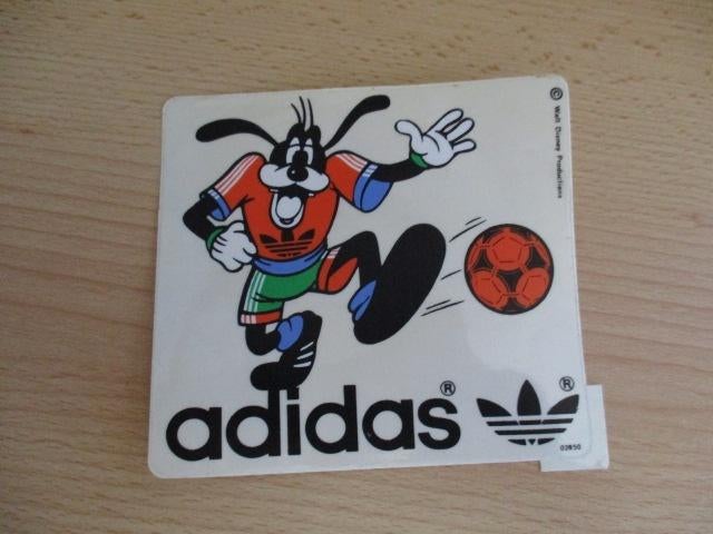 Disney Goofy sticker Adidas - voetballen 11,5x12cm, Ophalen of Verzenden, Goofy of Pluto, Nieuw, Beeldje of Figuurtje