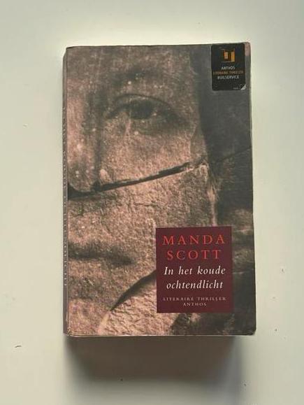 In het koude ochtendlicht - Manda Scott, Boeken, Ophalen of Verzenden, Gelezen, Nederland