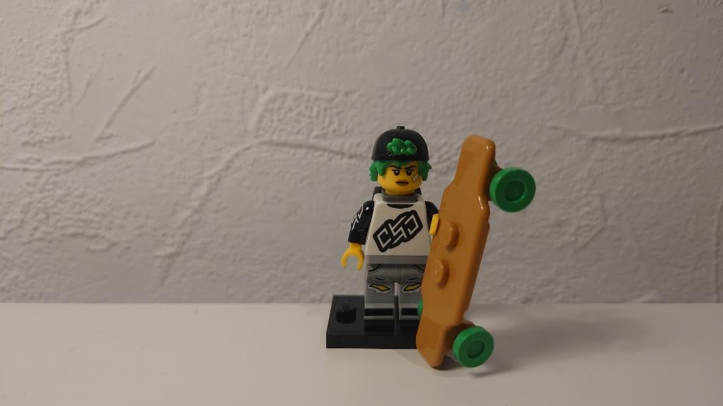 Lego Collectible Minifigure Series 27 Longboarder, Ophalen of Verzenden, Zo goed als nieuw, Complete set, Lego
