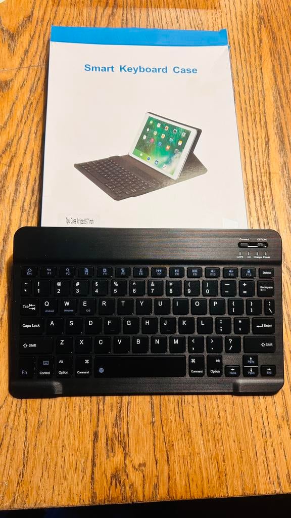 Smart keyboard case ipad 9.7 inch toetsenbord nieuw, Ophalen of Verzenden, Qwerty, Zo goed als nieuw