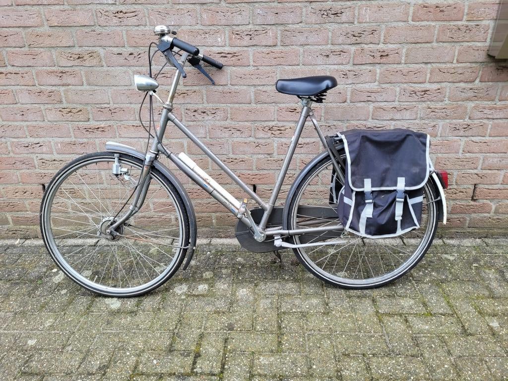 Degelijke fiets met fietstassen, destijds in goede staat, Fietsen en Brommers, Fietsen | Dames | Damesfietsen, 53 tot 56 cm, Ophalen