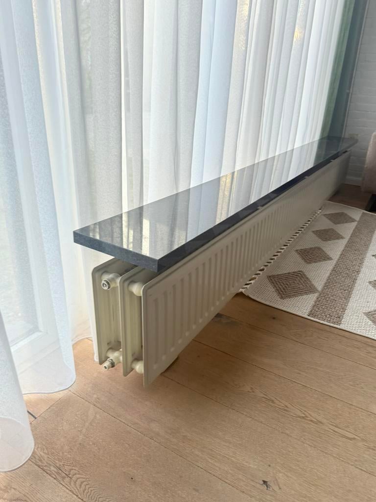 Radiator met granieten vensterbank, Doe-het-zelf en Verbouw, Verwarming en Radiatoren, Ophalen, Zo goed als nieuw, Radiator, 30 tot 80 cm