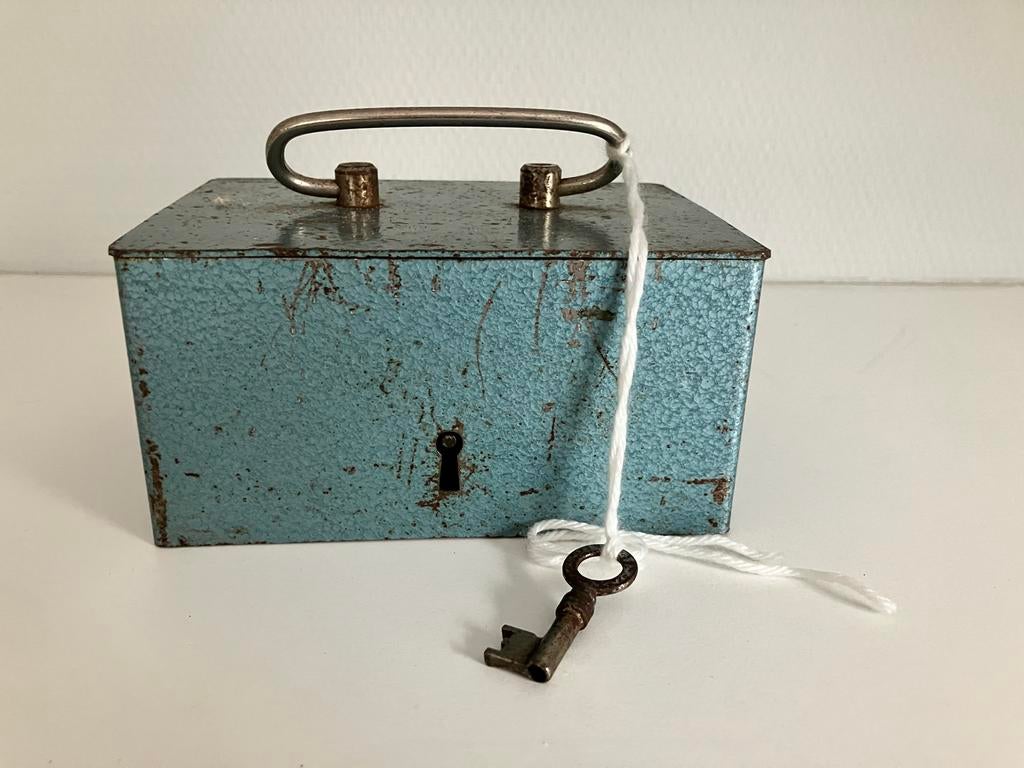 Vintage metalen geldkist/brandkist met sleutel, Ophalen of Verzenden, Gebruikt, Brandkast