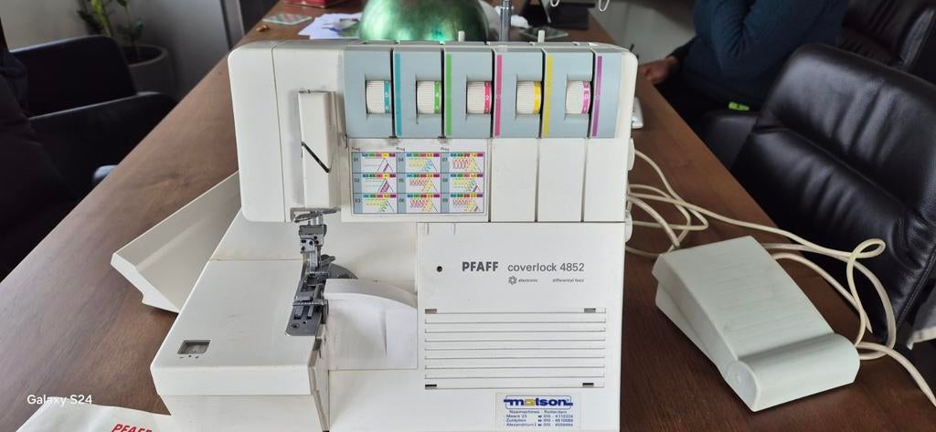 Pfaff Coverlock 4852 Lockmachine, Ophalen, Zo goed als nieuw, Lockmachine, Pfaff
