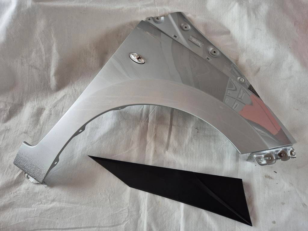 2014+ TOYOTA AYGO SPATBORD GRIJS RECHTS + 2x ORG. MODDERK., Gebruikt, Rechts, Ophalen of Verzenden, Spatbord