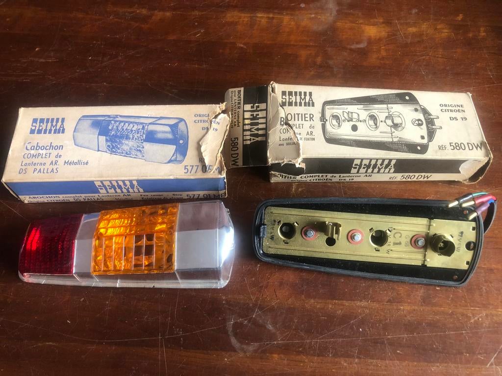 Te koop: Citroën DS Pallas NOS achterlicht  compleet, Auto-onderdelen, Verlichting, Ophalen of Verzenden, Nieuw, Citroën