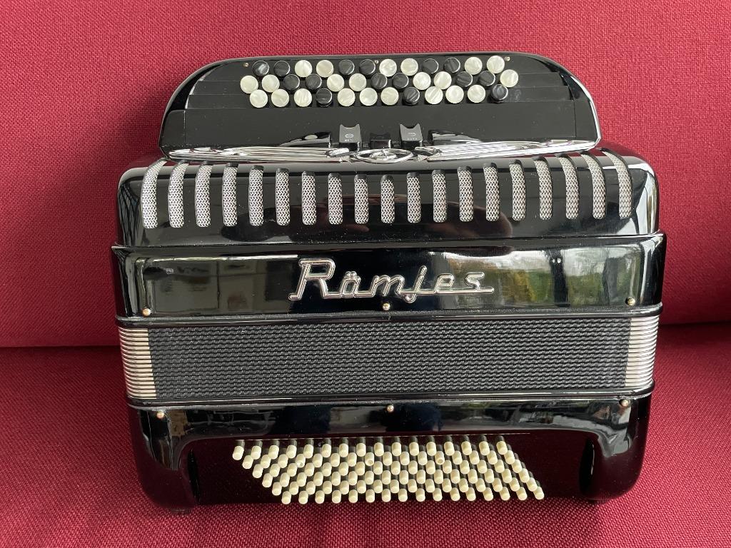 Z.g.a.n italiaanse Rämjes knopaccordeon(Guerrini).Cgriff.72B, Overige merken, 72-bas, Met koffer, Ophalen of Verzenden