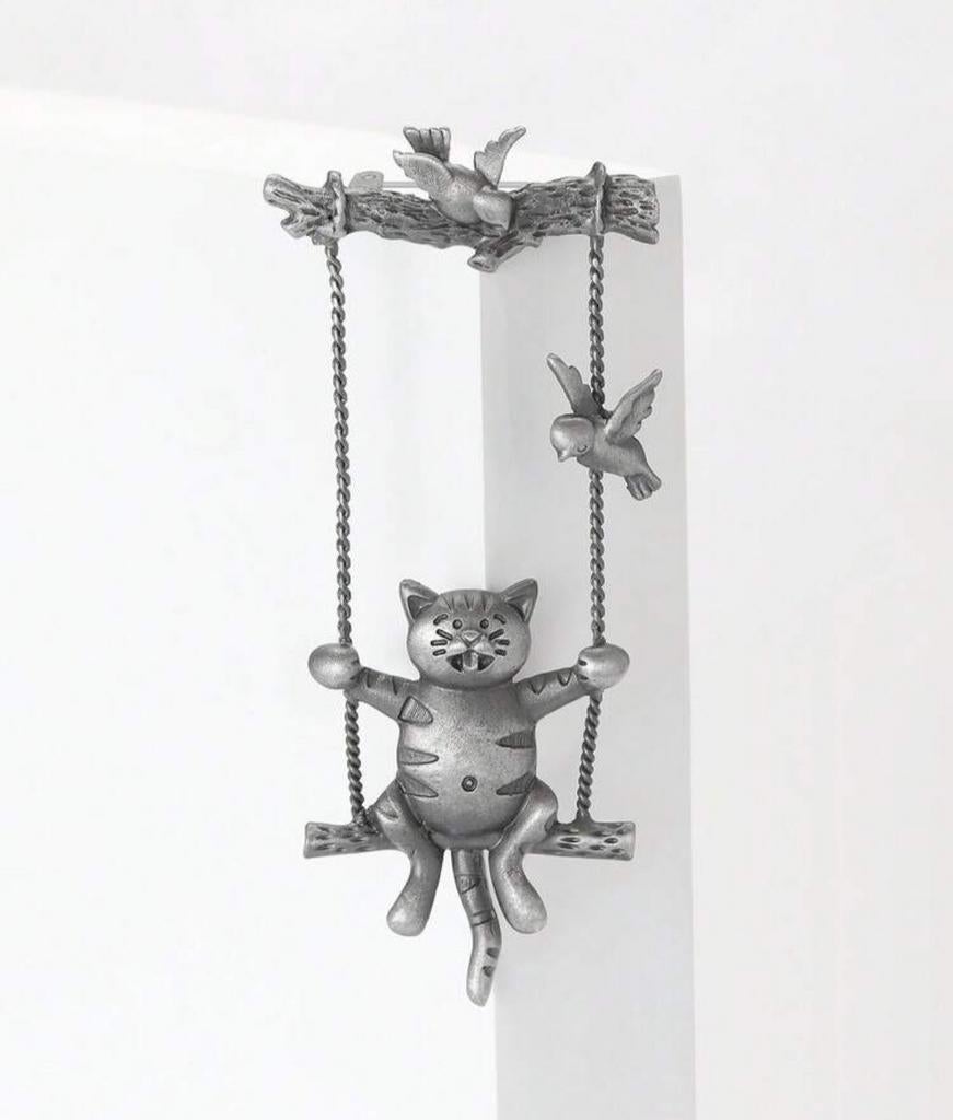 Nieuwe Broche Kat op Schommel met Vogels, Ophalen of Verzenden, Nieuw