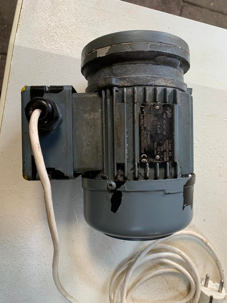 Kleine  elektromotor motor 220 volt, Doe-het-zelf en Verbouw, Motoren, Ophalen of Verzenden, Gebruikt, Elektromotor, Minder dan 1400 rpm