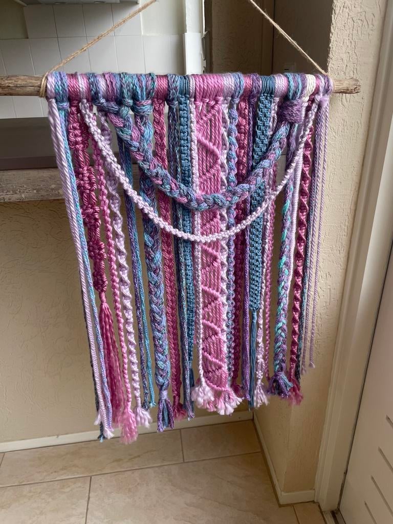 Unieke vrolijke , grote macrame wandhanger, Huis en Inrichting, Woonaccessoires | Wanddecoraties, Nieuw, Ophalen of Verzenden