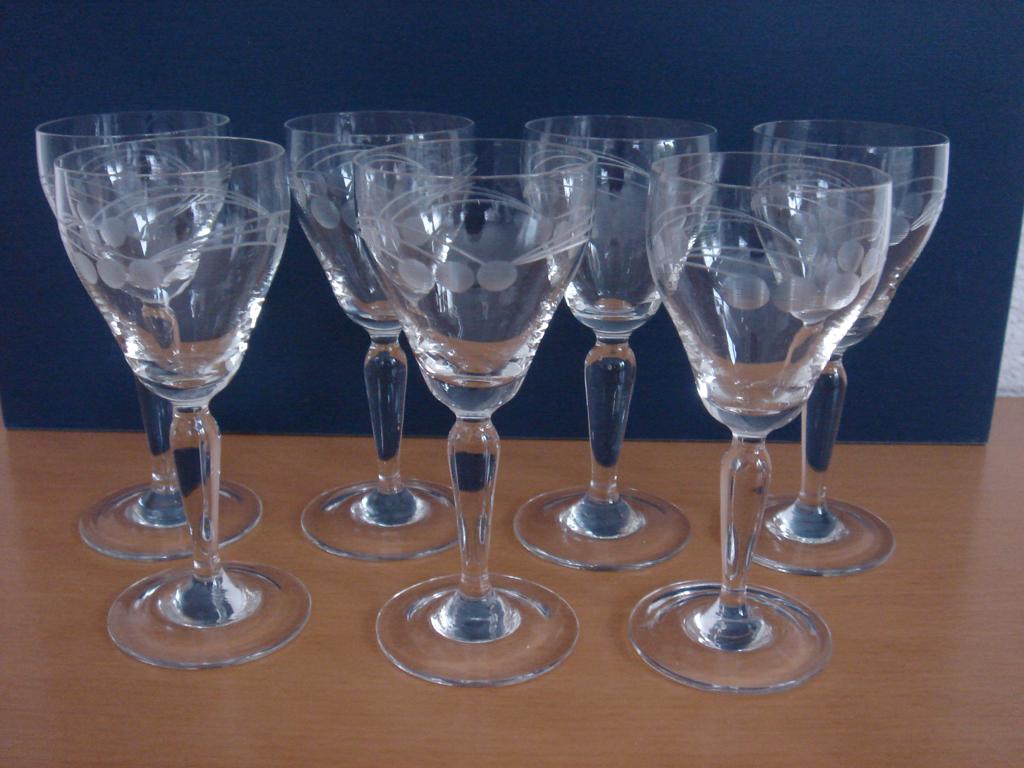 7 kristallen borrelglaasjes op voet met geslepen decoratie, Antiek en Kunst, Antiek | Glas en Kristal, Ophalen of Verzenden