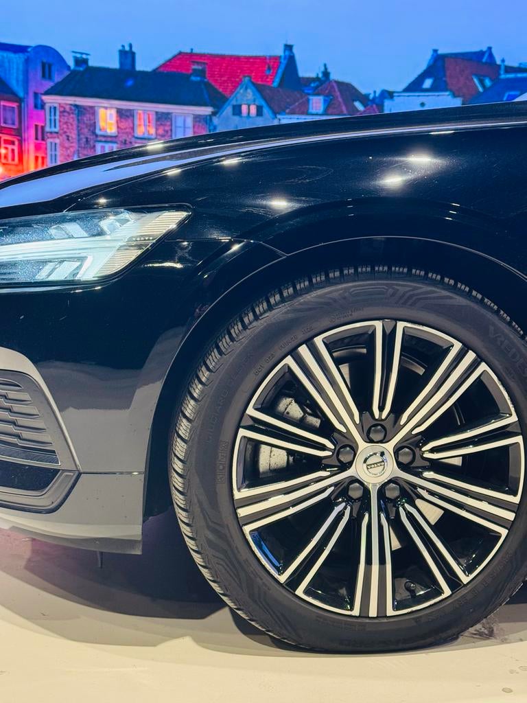 Volvo V60 T6 Twin Engine 350pk AWD Aut 2022 Zwart, Auto's, Volvo, Automaat, Zwart, Plug-in hybride, Vierwielaandrijving