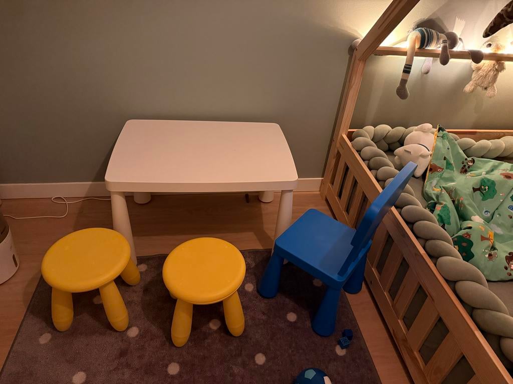 IKEA Mammut kindertafel met stoel en 2 krukjes, Ophalen, Gebruikt, Tafel(s) en Stoel(en)