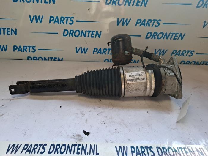 Schokdemperpoot links-achter van een Audi A8