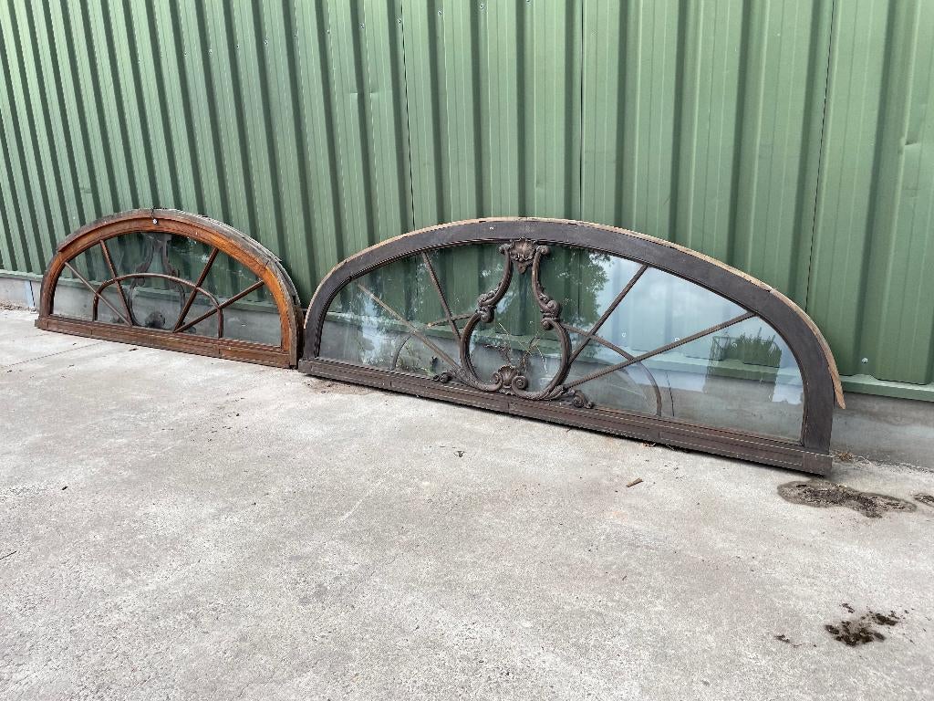 2 antieke eiken bovenlichten 275x98cm.