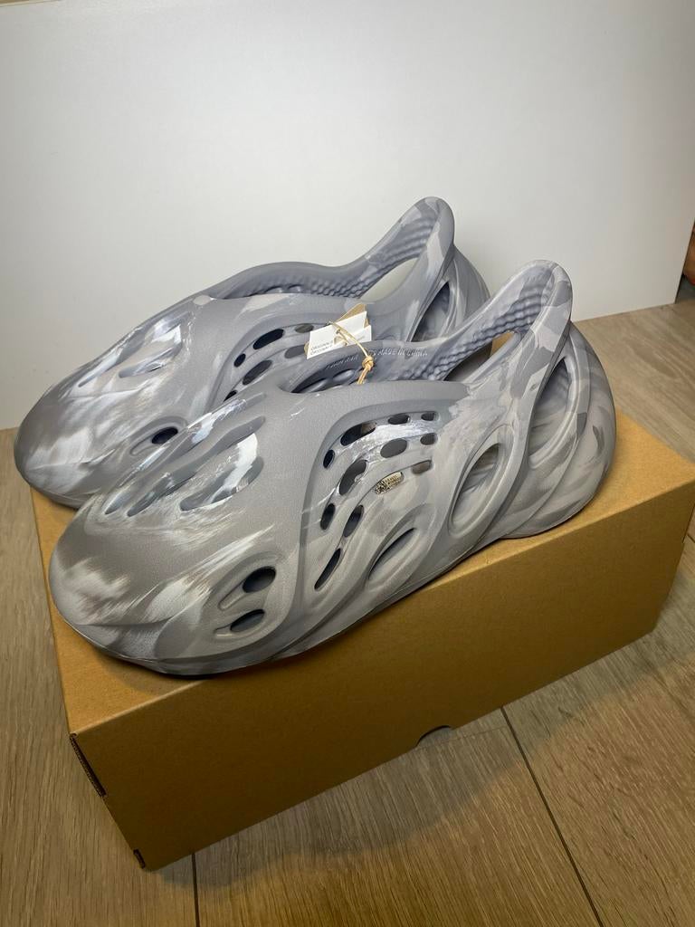 Adidas Yeezy Foam Runner maat 43, Slippers, Overige kleuren, Nieuw, Ophalen of Verzenden