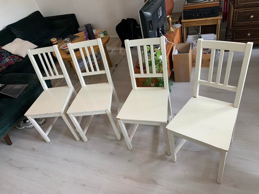 Grats vier witte houten eettafelstoelen, één is stuk, Ophalen, Gebruikt, Wit, Vier