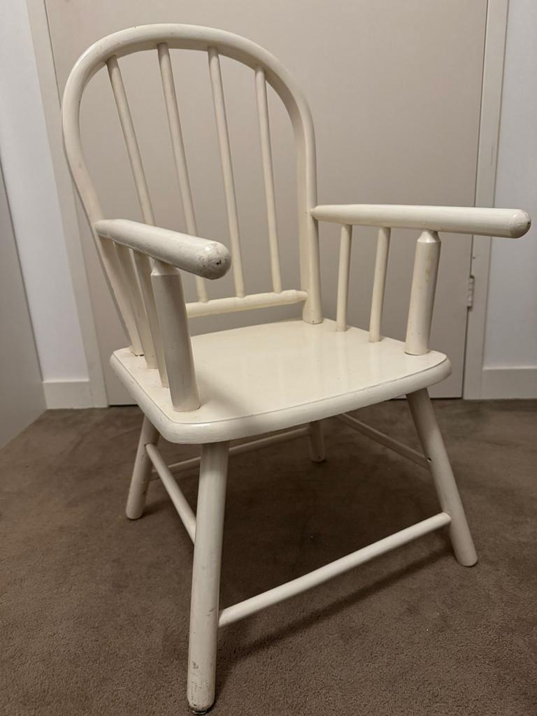 Stevige witte kinderstoel met armleuningen, Kinderen en Baby's, Kinderstoelen, Ophalen, Gebruikt, Overige typen