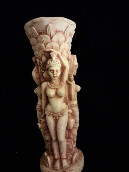 egyptiche sculptuur vaas 3 vrouwen met hond adelaar cobra, Overige kleuren, Aardewerk of Porselein, Ophalen of Verzenden, Zo goed als nieuw